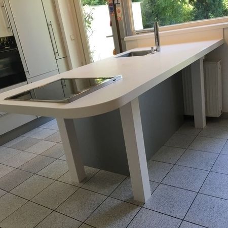 Eine Kücheninsel mit einem Waschbecken und einer Arbeitsplatte.