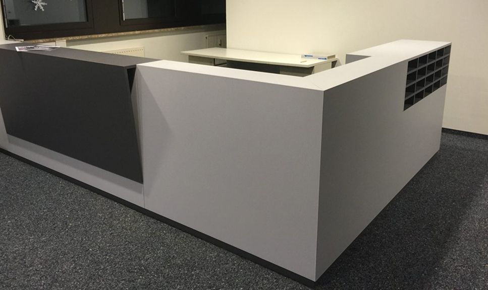 Empfangstresen mit modernem Schwarz-Weiß-Design, elegant und stilvoll gestaltet.